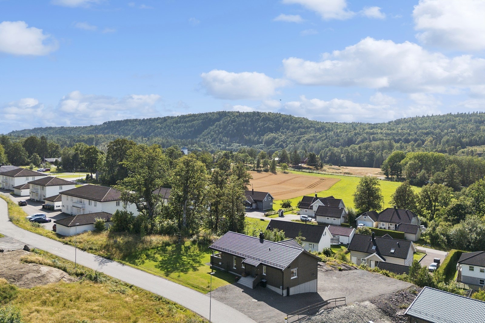 Beliggende i et lite og etablert boligfelt på Fon med kort vei til barnehage, skole og dagligvare Galleribilde