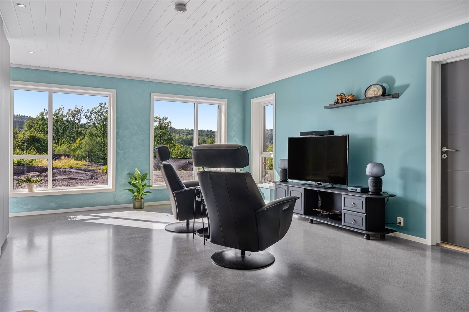 Underetasjen består av en romslig stue, soverom, bad, bodplass og trapperom opp til første etasje Galleribilde