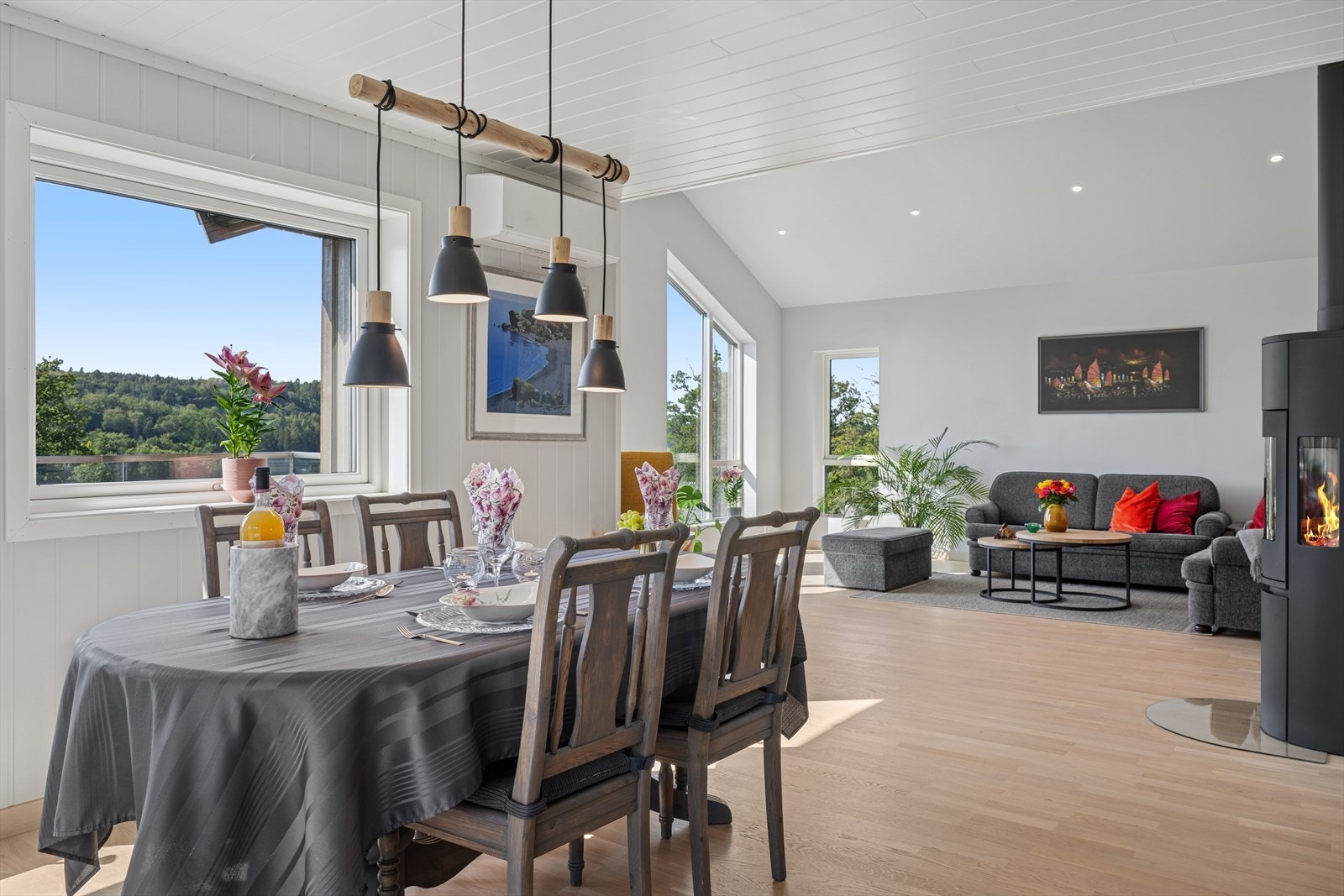 Foruten vedfyring har eiendommen elektrisk oppvarming og montert varmepumpe ved spisestuen Galleribilde