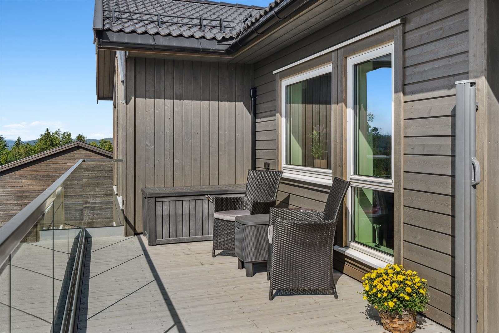 Stor solrik terrasse med flott glassrekkverk på ca. 40 kvm med plass for flere sittegrupper. Galleribilde