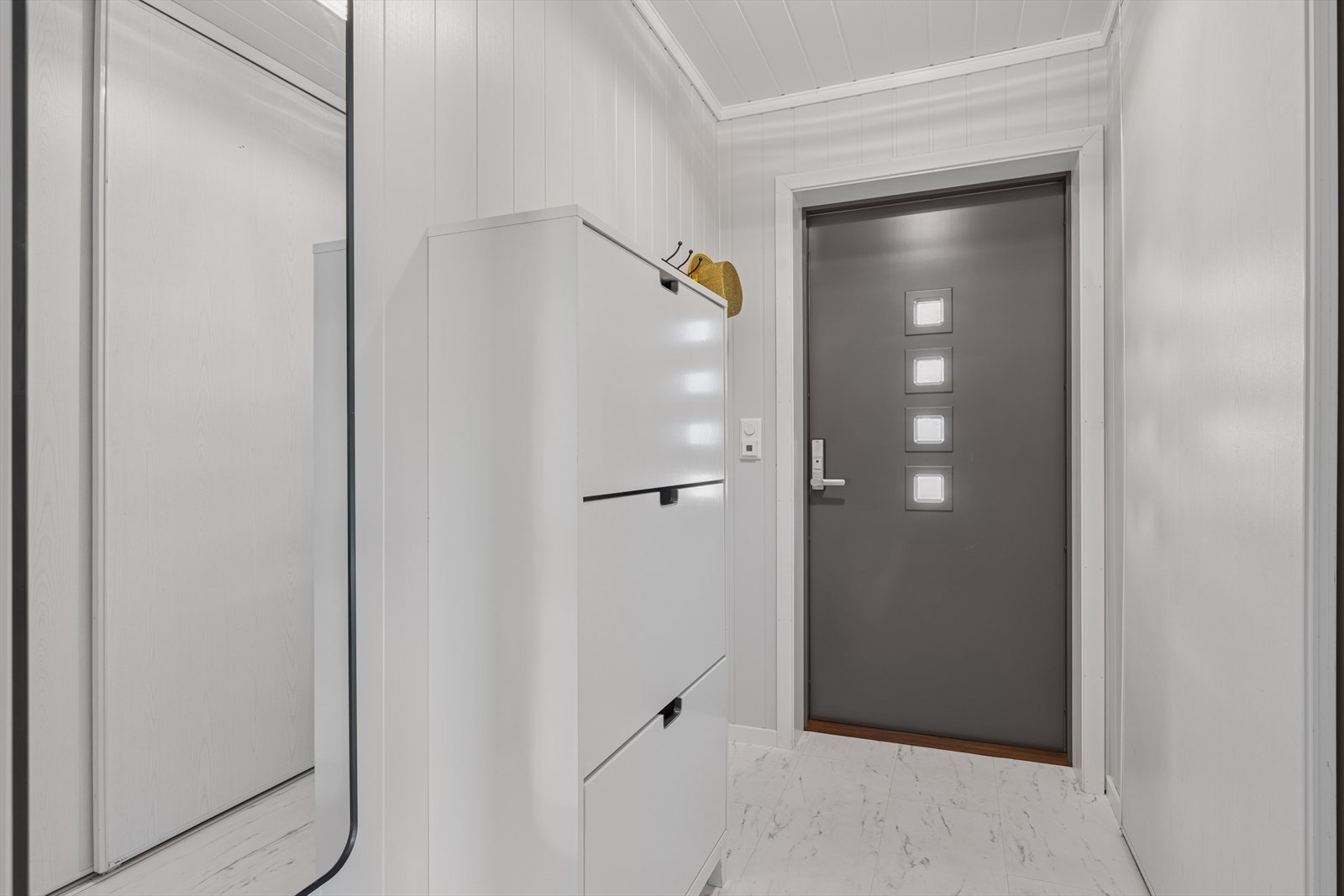 Velkommen inn! Lys entré med plassbygget skyvedørsgarderobe Galleribilde