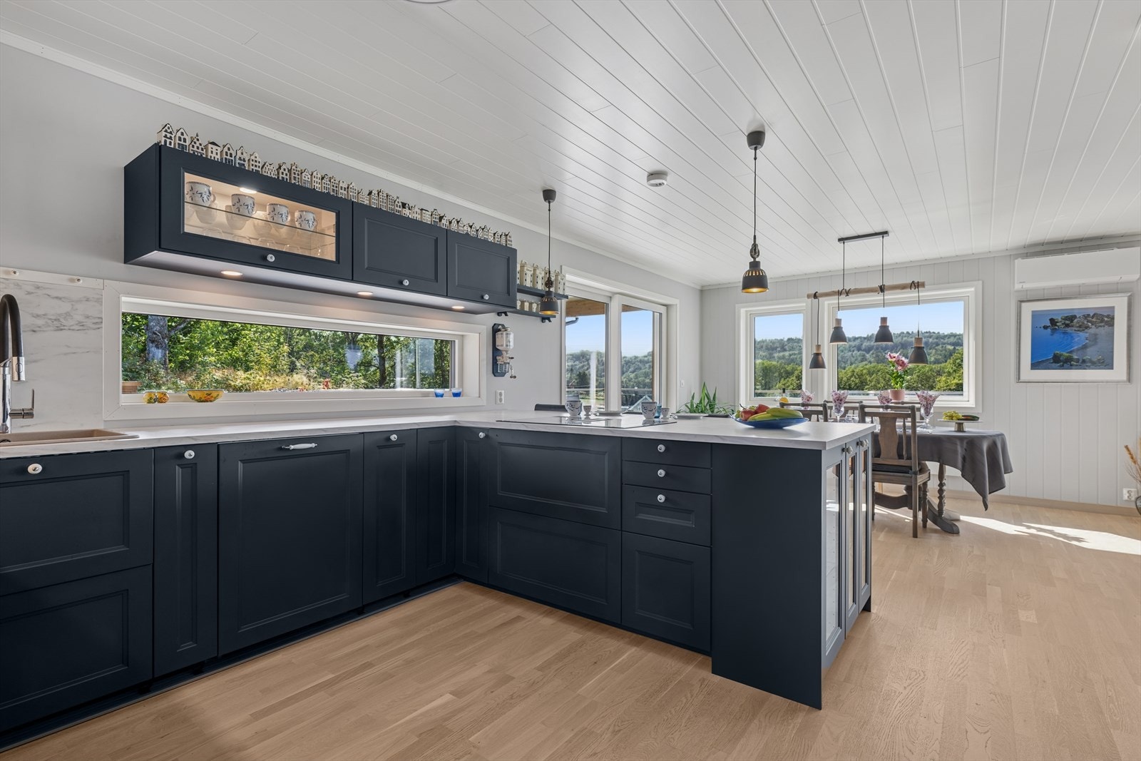 Hvitevarer som Det er kjøleskap, oppvaskmaskin, induksjonstopp og stekeovn er integrert og medfølger i handelen. Galleribilde