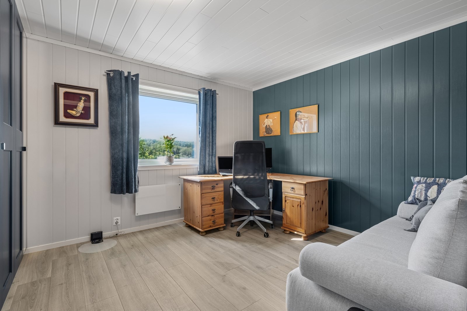 Soverom 1 er idag benyttet som kontor. Rommet har en god størrelse og har god garderobeplass Galleribilde