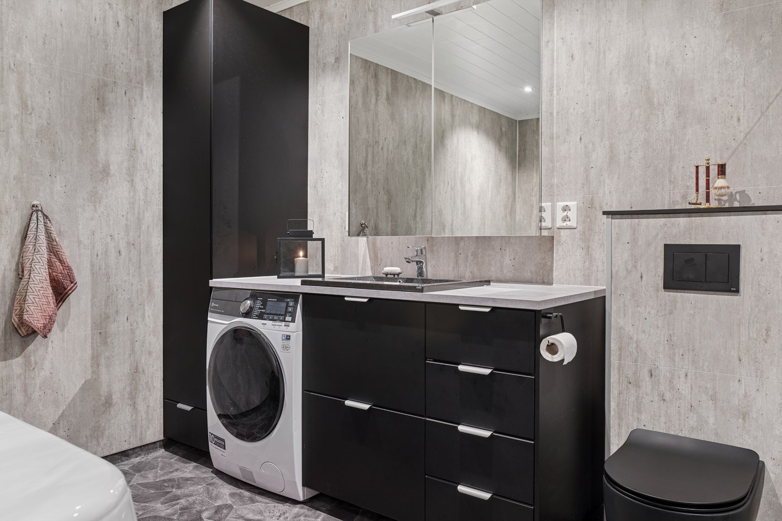 Bad/vaskerom i underetasjen er av god størrelse og med et delikat uttrykk Galleribilde