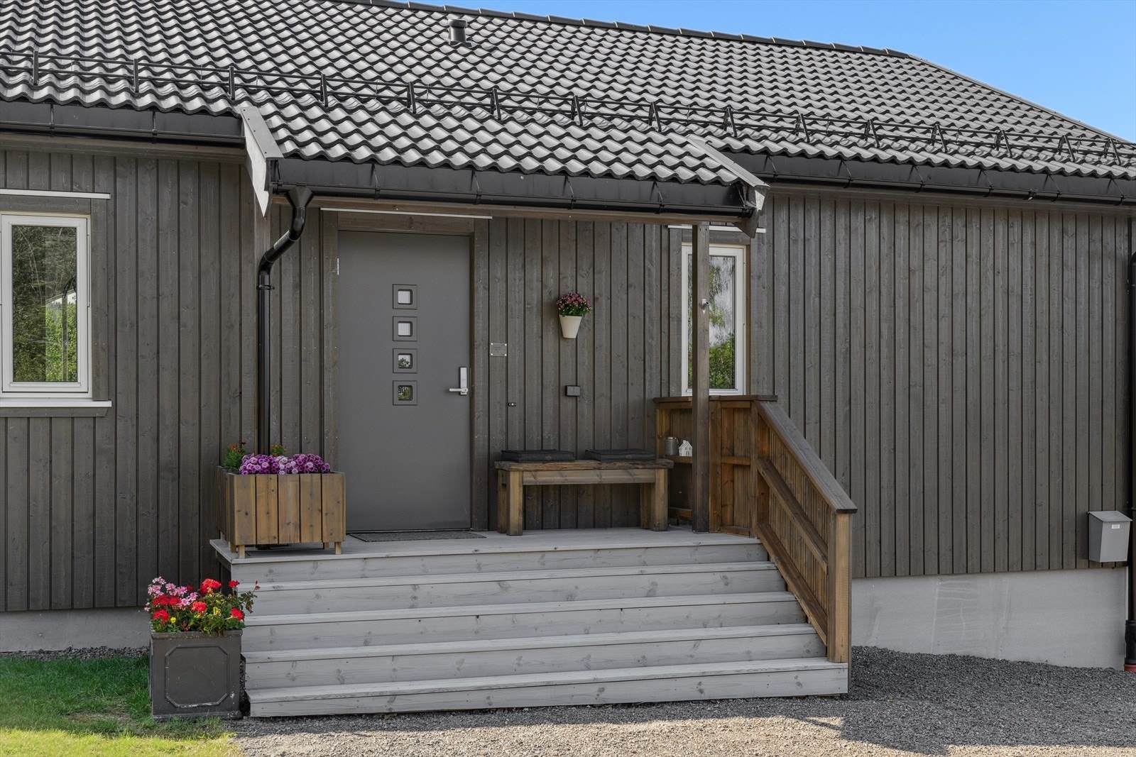 Inngangspartiet er innbydende og har praktisk overbygg Galleribilde