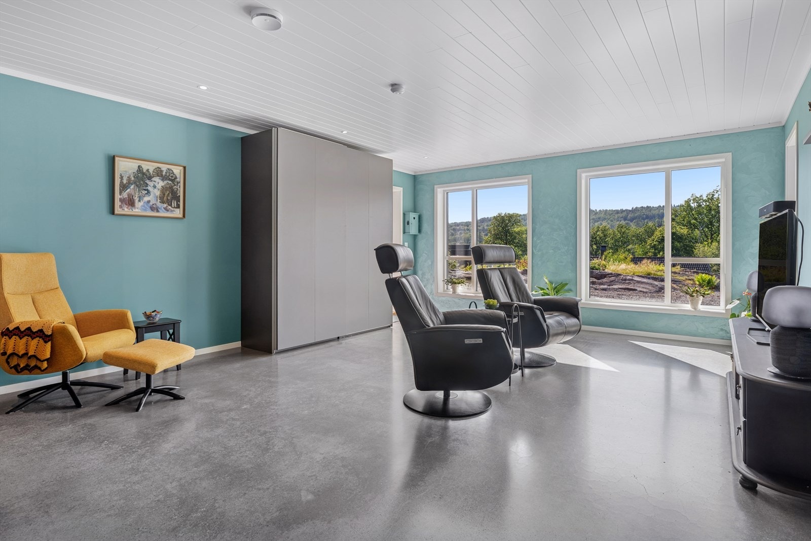 Etasjen er lun med varmekabler på stue, bad og soverom i underetasjen. Galleribilde