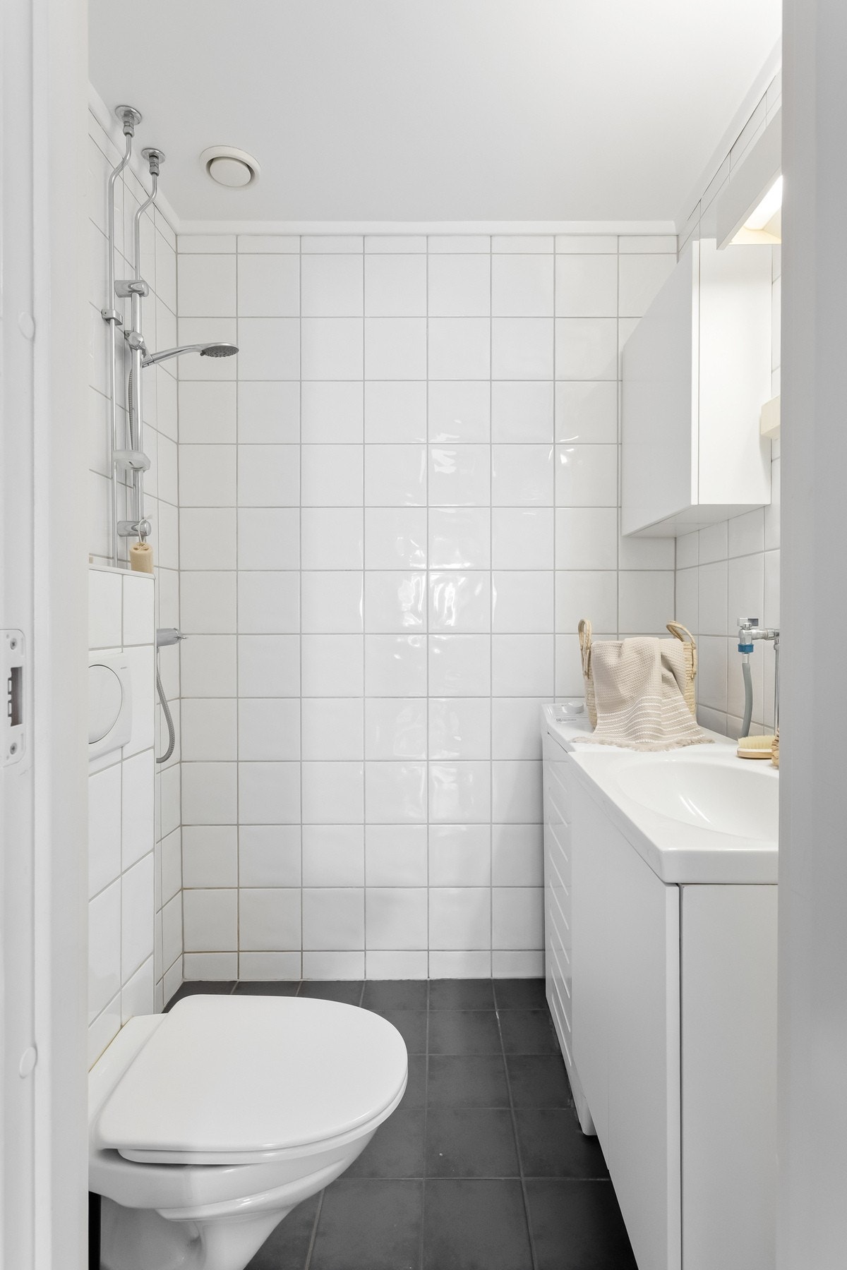 Fint, flislagt baderom med varmekabler i gulv og opplegg for vaskemaskin. Galleribilde