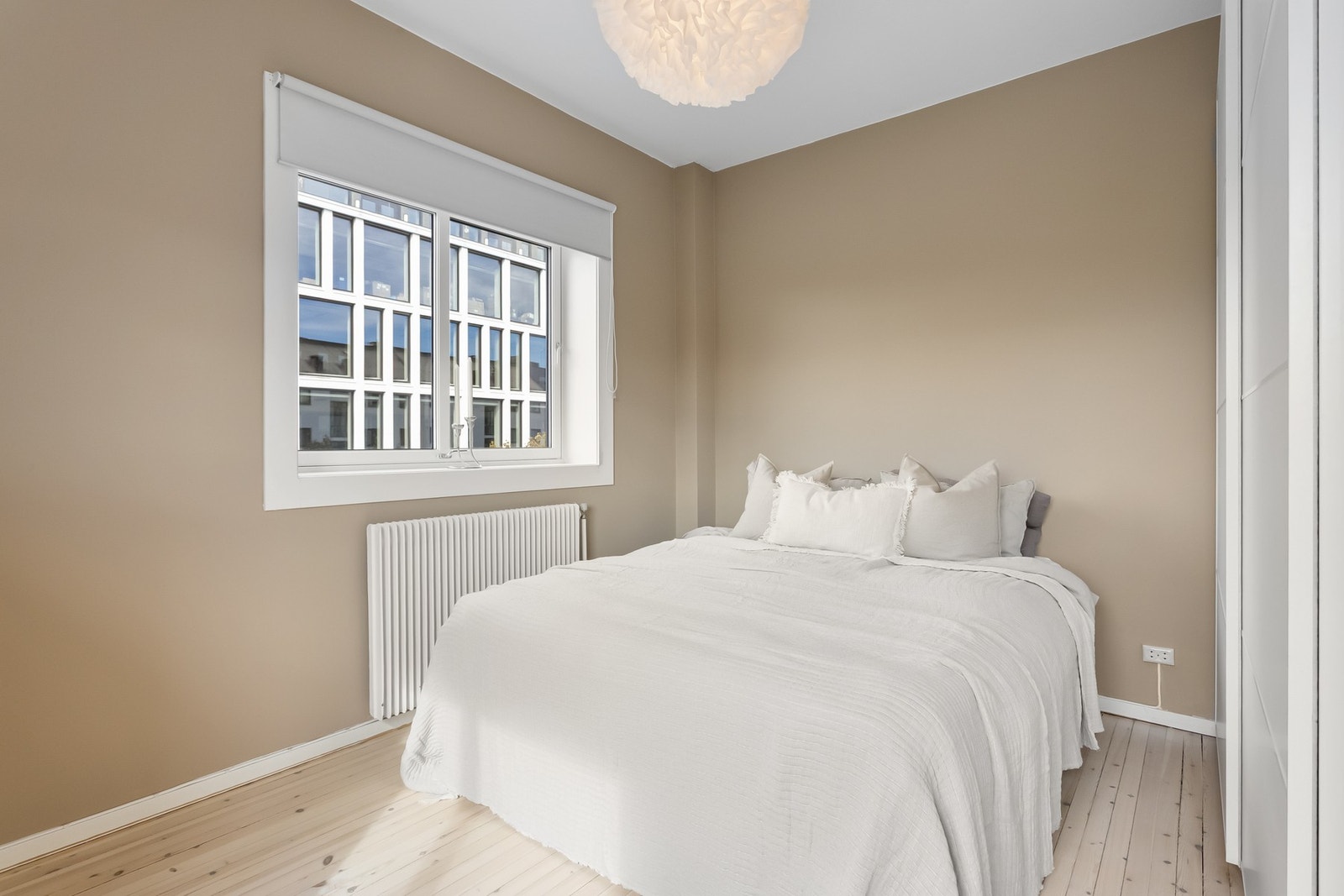 Romslig soverom med god plass til dobbeltseng, nattbord og garderobe. Galleribilde