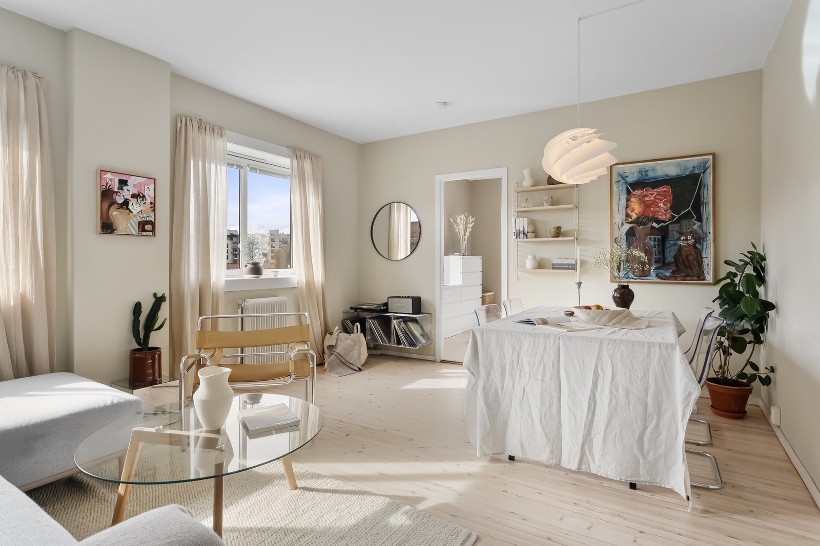 Leiligheten fremstår som lys og romslig, med store vindusflater som slipper inn godt med naturlig lys. Galleribilde