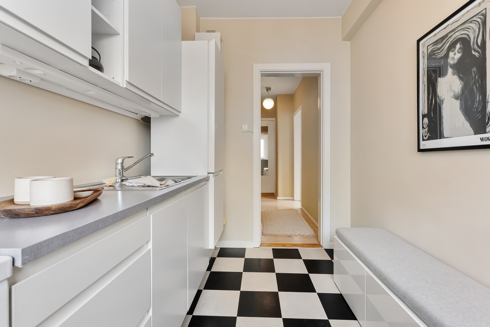 Kjøkkenet har integrert oppvaskmaskin samt egne nisjer til komfyr og kjøleskap med frysedel. Galleribilde