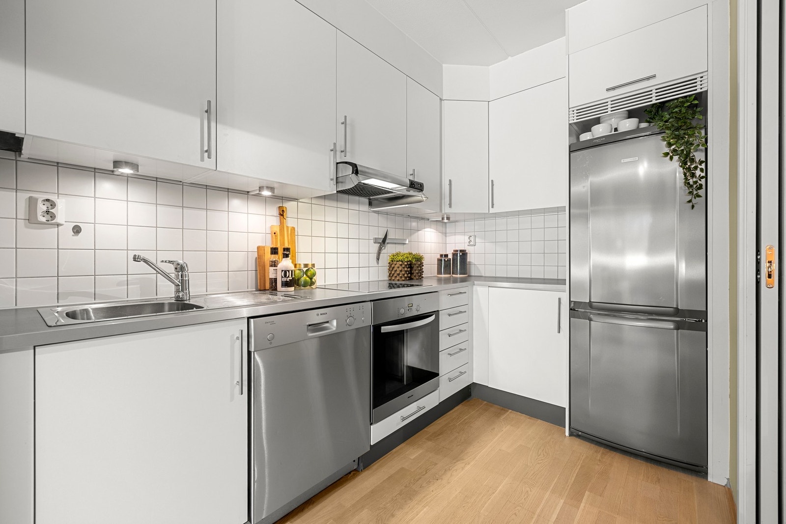 Kjøkkenet ligger i en åpen og sosial løsning mot stuen, og har godt med benkeplass. Nøytrale fronter og fliser gir et tidløst uttrykk. Galleribilde