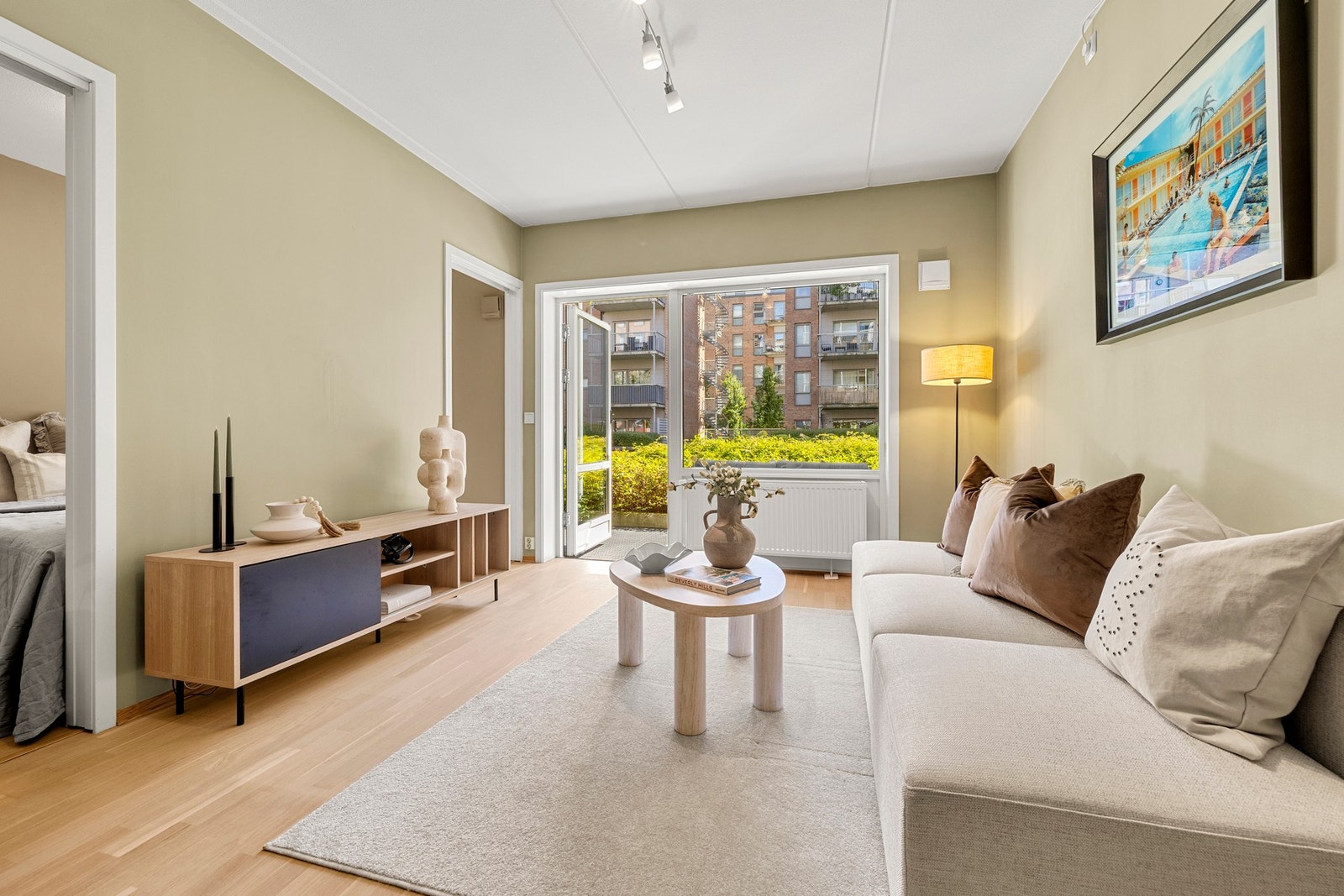 Det er god plass til å innrede med sofa, stoler, bord og tilhørende mediemøblement. Galleribilde