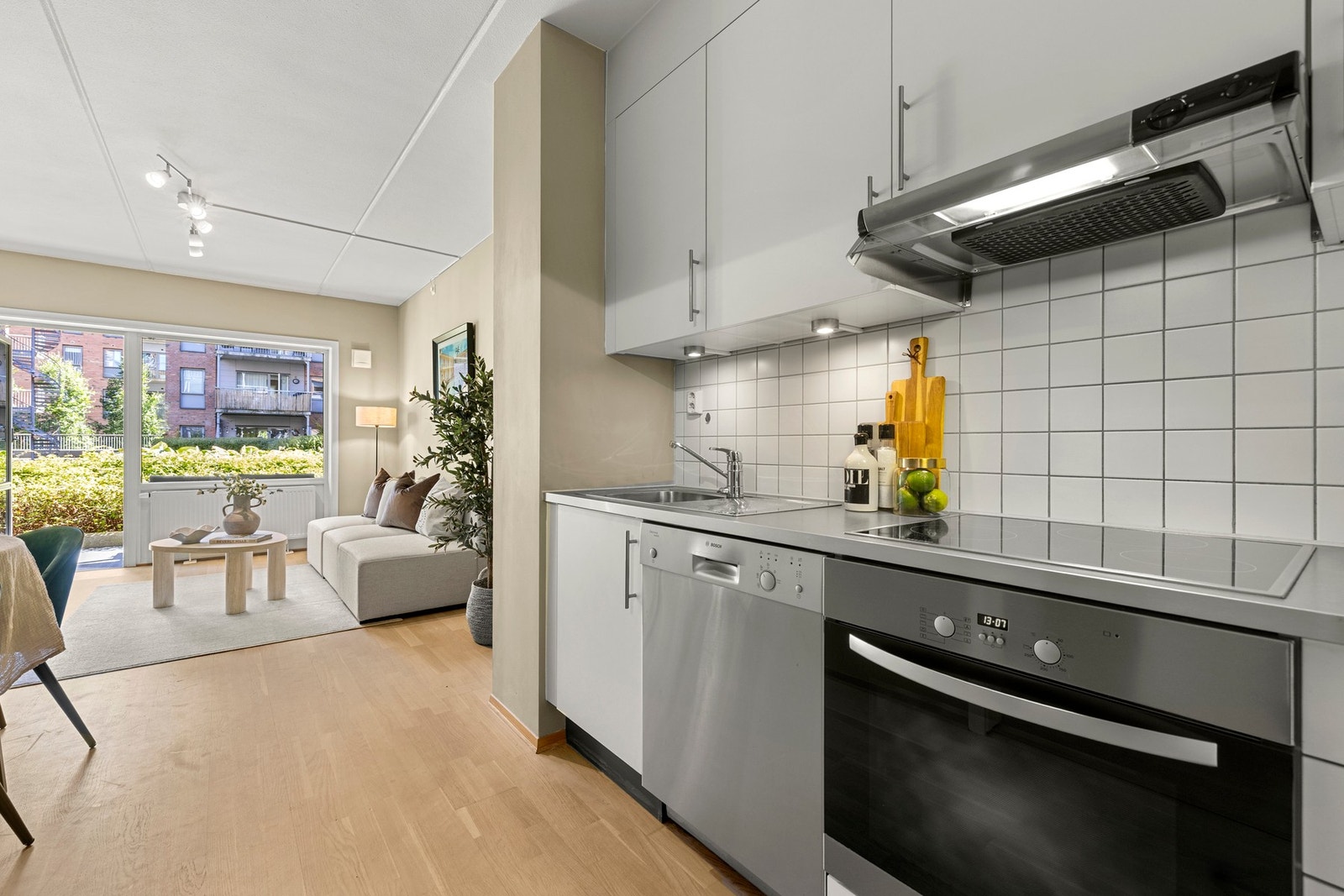 Her får du utsikt mot frodige omgivelser fra kjøkkenet. Galleribilde