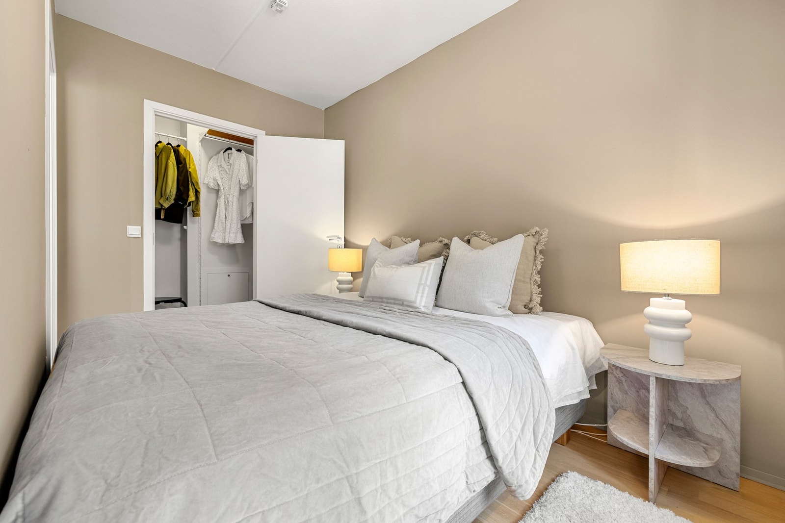 Praktisk løsning med tilknyttet bod til soverommet. Her kan du lagre både klær, kofferter og turutstyr - samt ha god plass i kjellerboden til skiutstyr, sykler m.m. Innvendig bod kan låses hvis leiligheten for eksempel skal lånes eller leies ut. Galleribilde