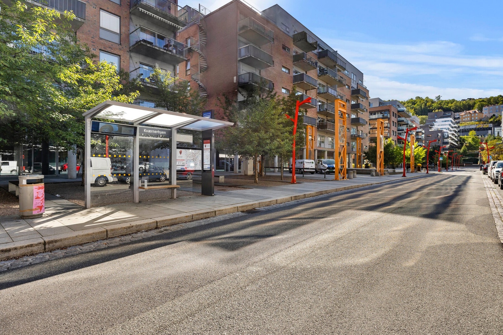 54-bussen til Kjelsås blir din beste venn. Første stopp er rett utenfor døren, så bussen går som regel tidsnok, og du kan vente innendørs til du ser at bussen er på vei. Galleribilde