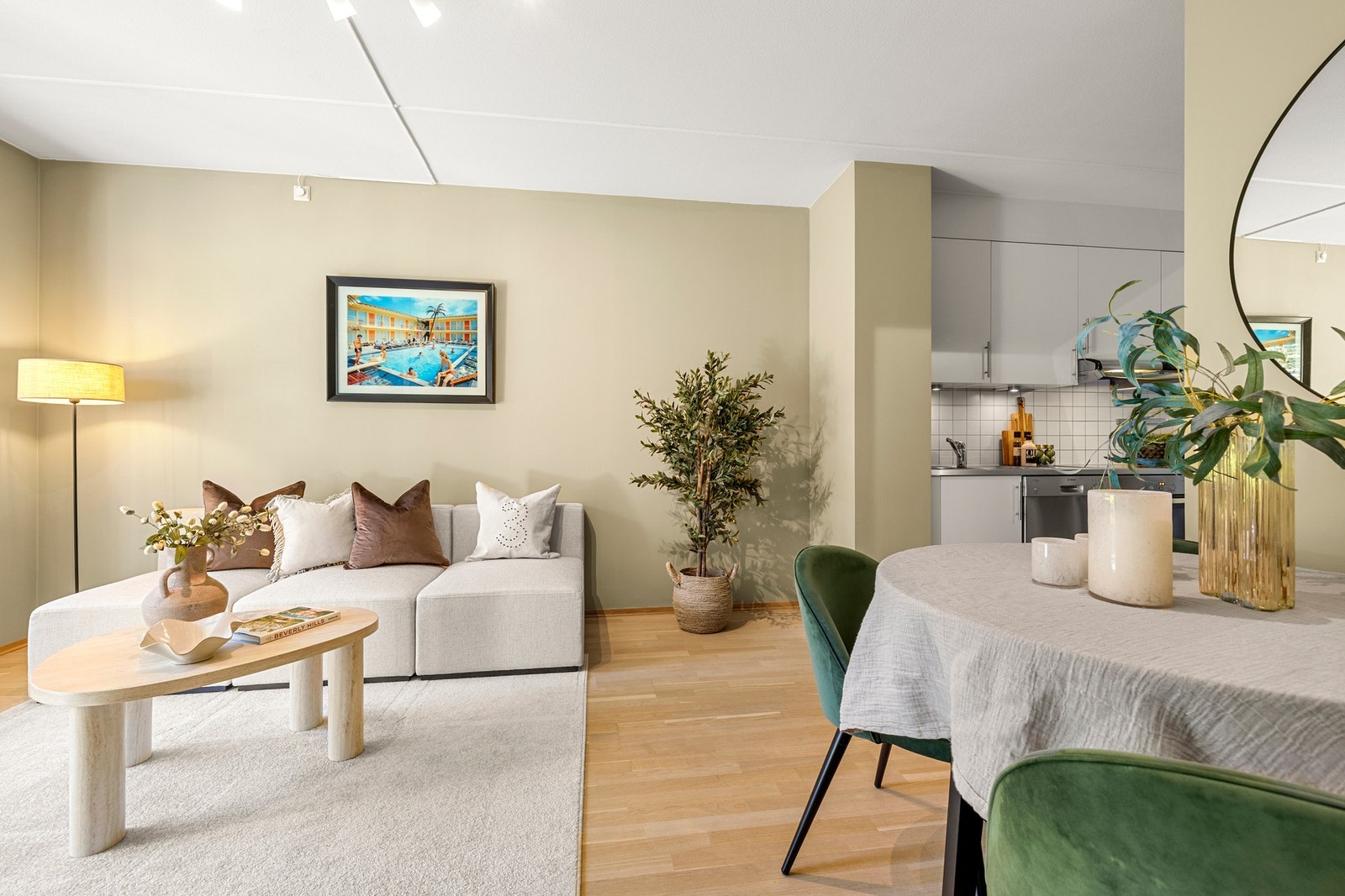 Overflatene er malt i en moderne og behagelig fargetone. Leiligheten har parkettgulv i oppholdsrom som ble slipt i 2022. Galleribilde