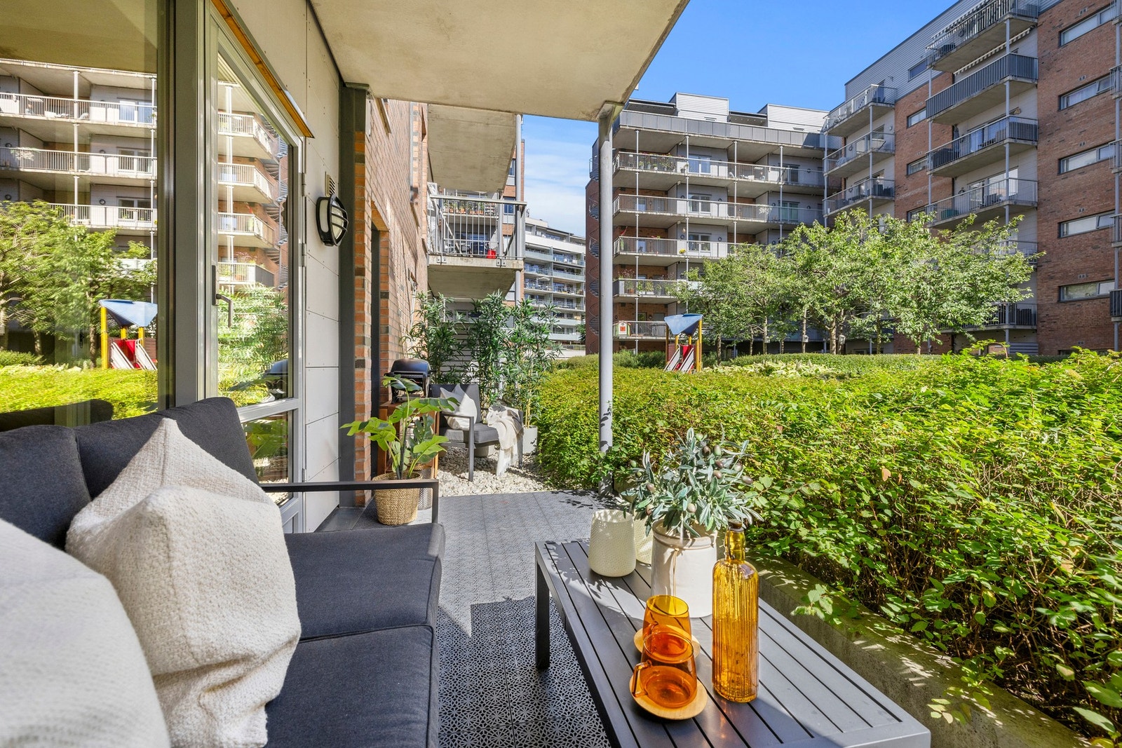 Terrassen har gode solforhold på dagtid, og plass til å innrede med ønsket utemøblement. Galleribilde