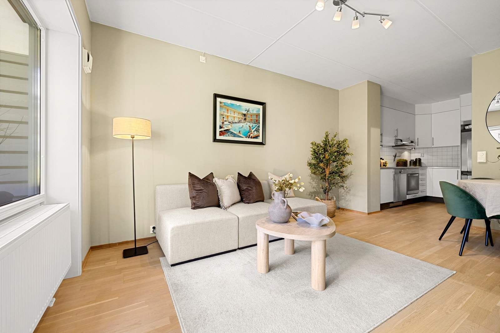 Leiligheten er oppvarmet med vannbårne radiatorer tilknyttet felles varmesentral. A-konto fyring, strøm og varmtvann er inkludert i felleskostnadene, i tillegg til TV- og internett gjennom Telia. Galleribilde