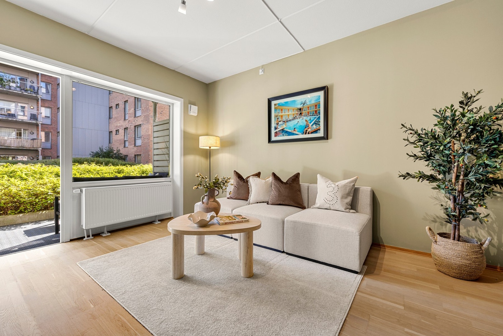 Store vindusflater slipper inn rikelig med naturlig lys. I stuen har selger hatt plass til både sittegruppe, TV, hjemmekontorløsning og spisestue. Galleribilde