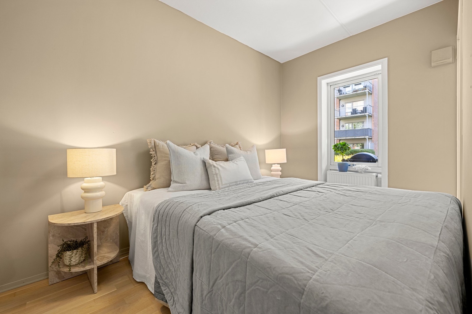 Fra soverommet kan du åpne vinduet mot en rolig og lukket bakgård. Området utenfor vinduet er skjermet med en stor hekk. Galleribilde