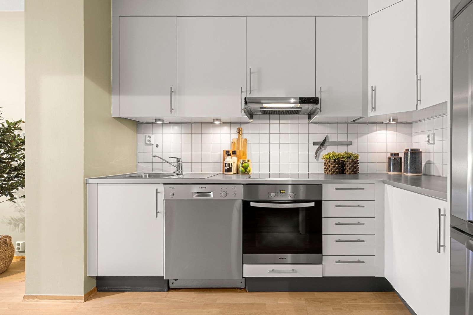 Kjøkkenet har rikelig med skap- og skuffeplass. Integrerte hvitevarer som oppvaskmaskin, stekeovn, platetopp og kjøle- og fryseskap medfølger. Galleribilde