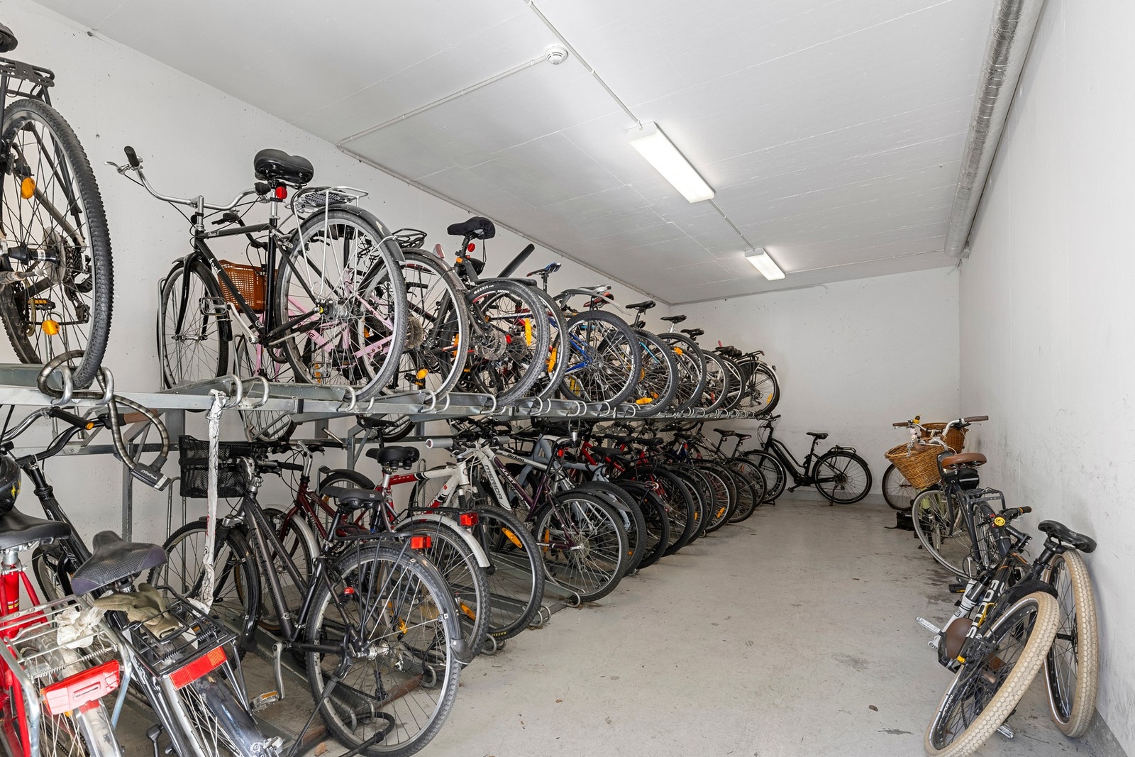 Borettslaget har en felles sykkelparkering på gateplan, med dør som låses. Borettslaget har tilgang på flere garasjeplasser, som tildeles basert på venteliste. Korttidsleie av parkeringsplass løses ofte gjennom borettslagets Facebookside. Galleribilde