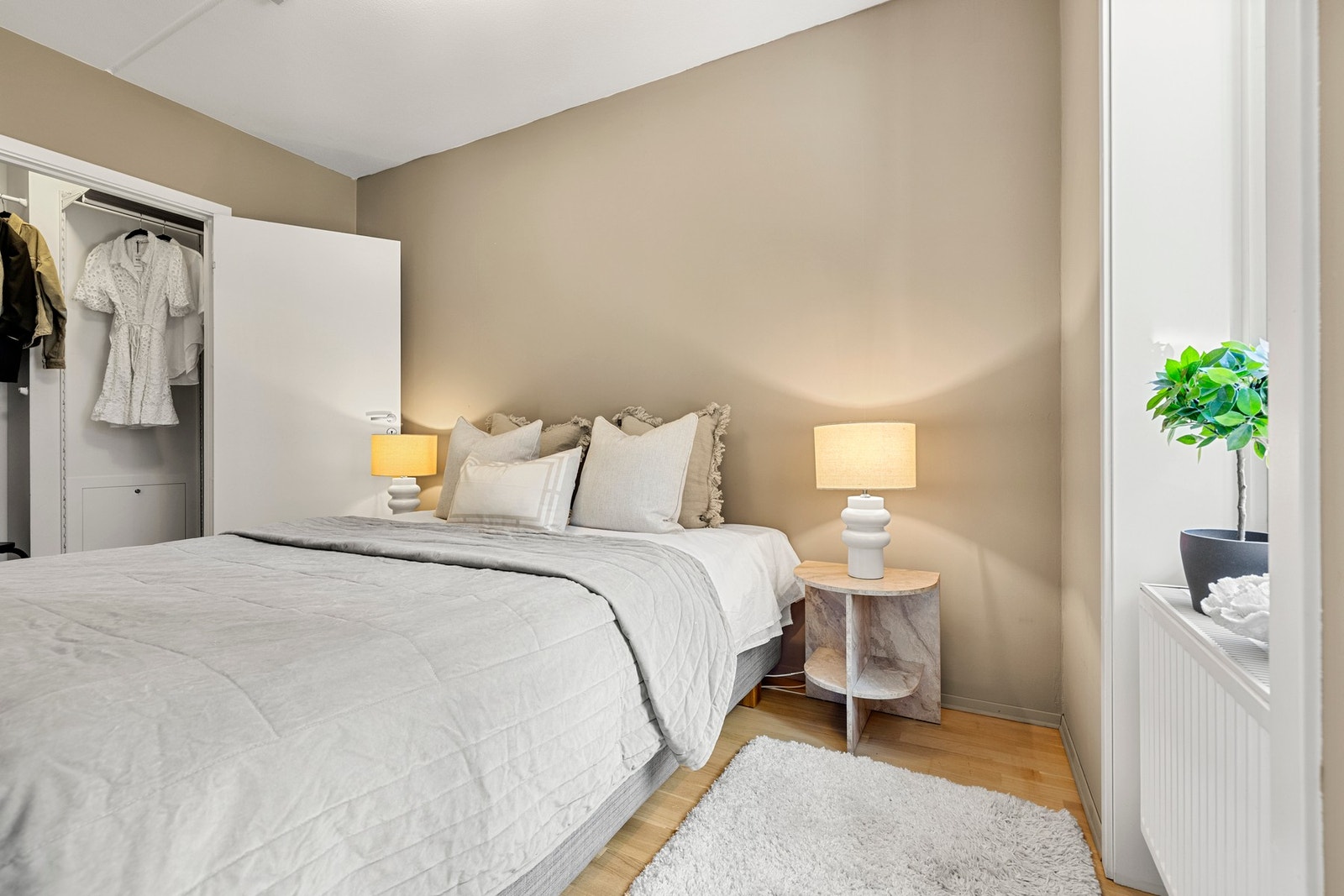 På soverommet er det god plass til både en stor dobbeltseng og gode garderobeløsninger. Galleribilde