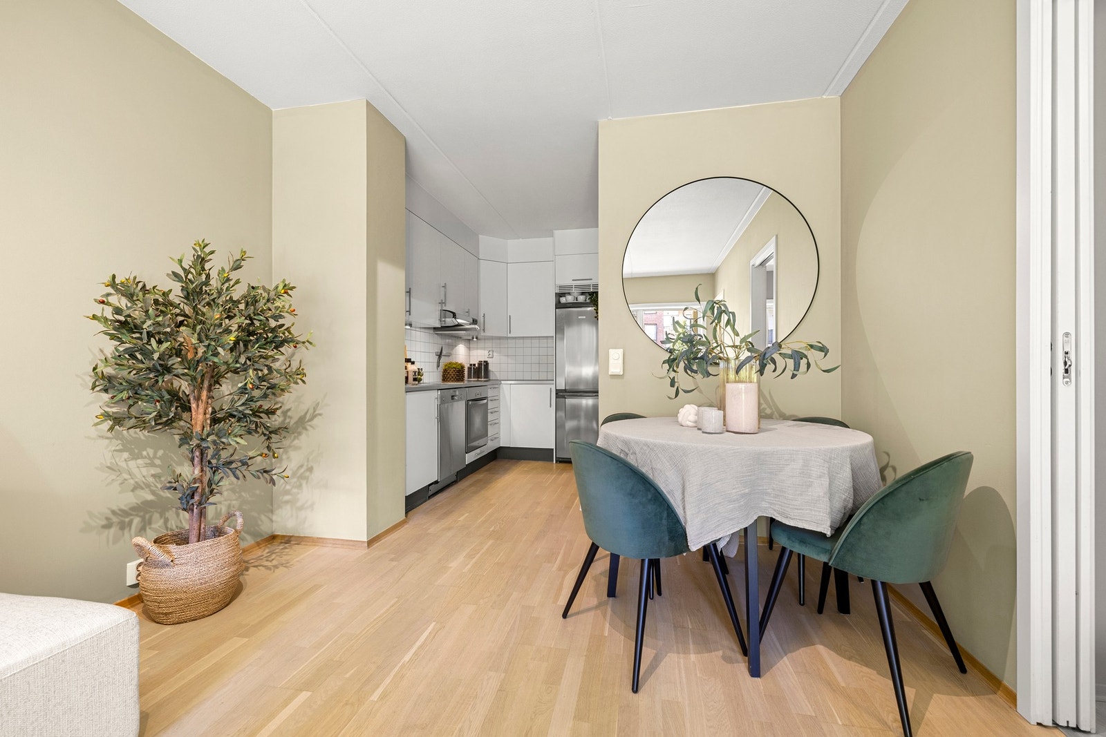 Her er det god plass til både hjemmekontorløsning, oppbevaring og en hyggelig spisestue. Galleribilde