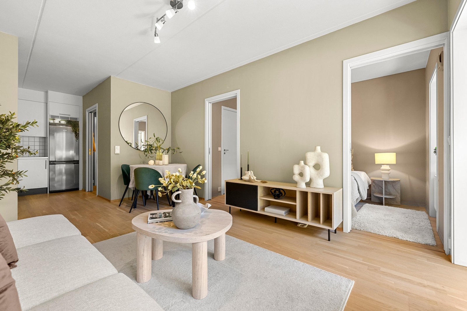 Fra stuen er det to skyvedører inn til soverommet. På veggen har tidligere eier hatt vegghengt TV. Galleribilde