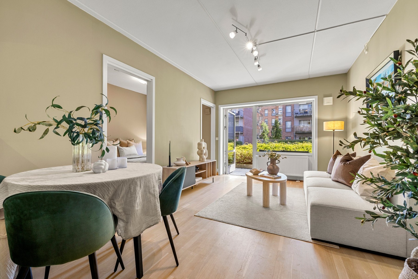 Leiligheten er lys og delikat. Rommene er malt i tidløse farger, og gulvet er både slipt og lakkert i 2022. Radiatorene er topp å ha på kalde høst- og vinterdager. Galleribilde