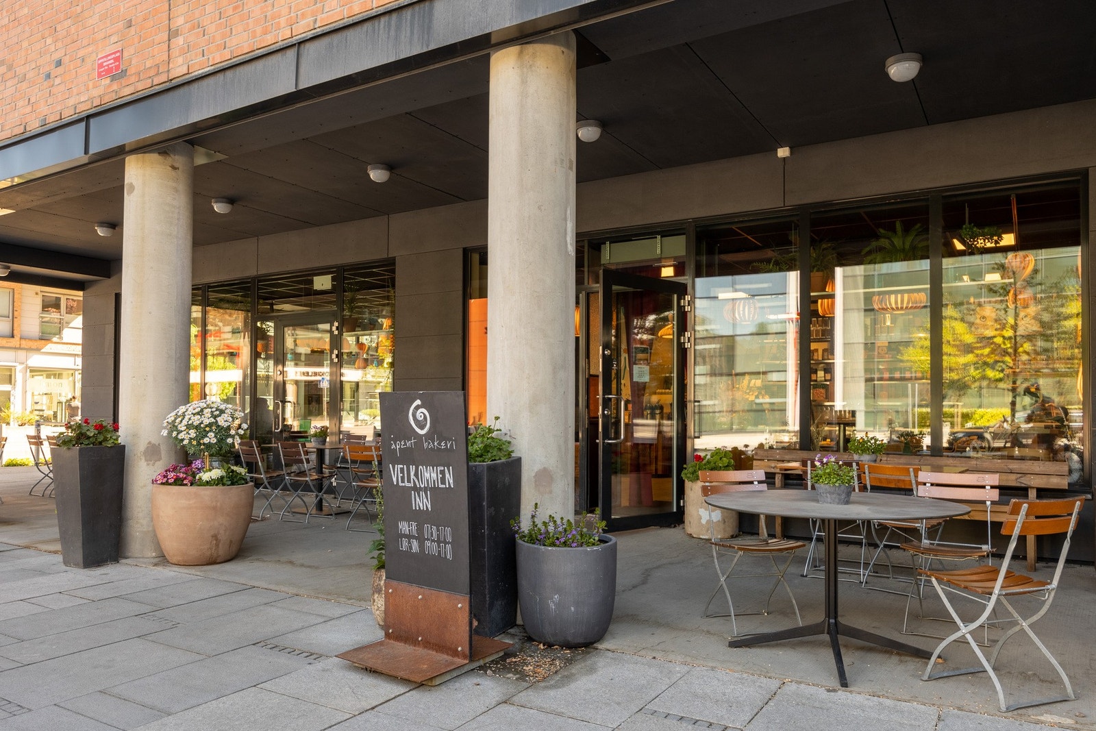 Åpent Bakeri ligger vegg-i-vegg med leiligheten, og er perfekt for en lunsj i sola eller en pizza til middag. I tillegg ligger Galgen, Smia, Kiosk!, ZZ pizza, Fuglen og Kraft korte spaserturer unna leiligheten. Galleribilde