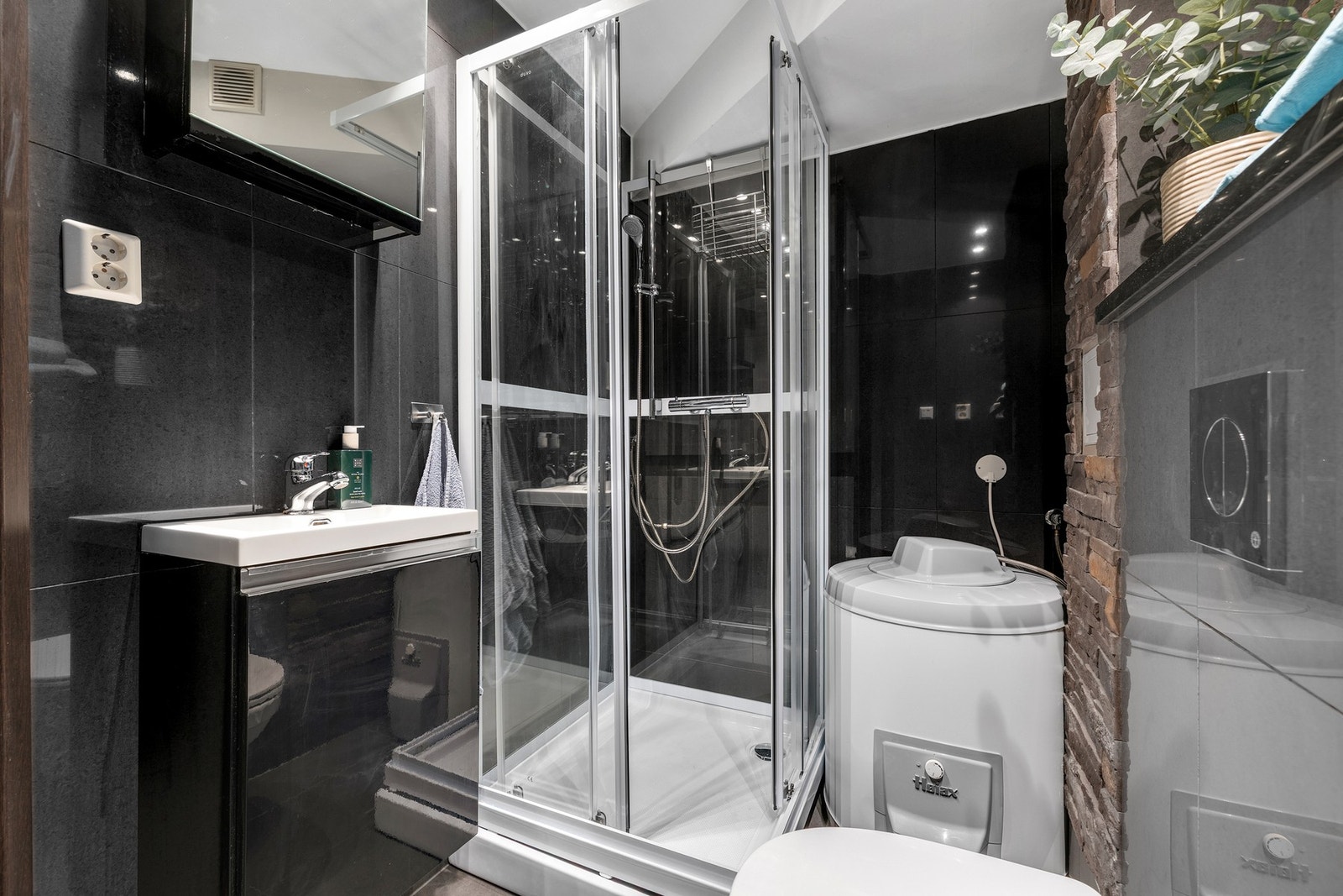 Praktisk innredning med alt man trenger, samt oppbevaringsplass over og under servant. Galleribilde