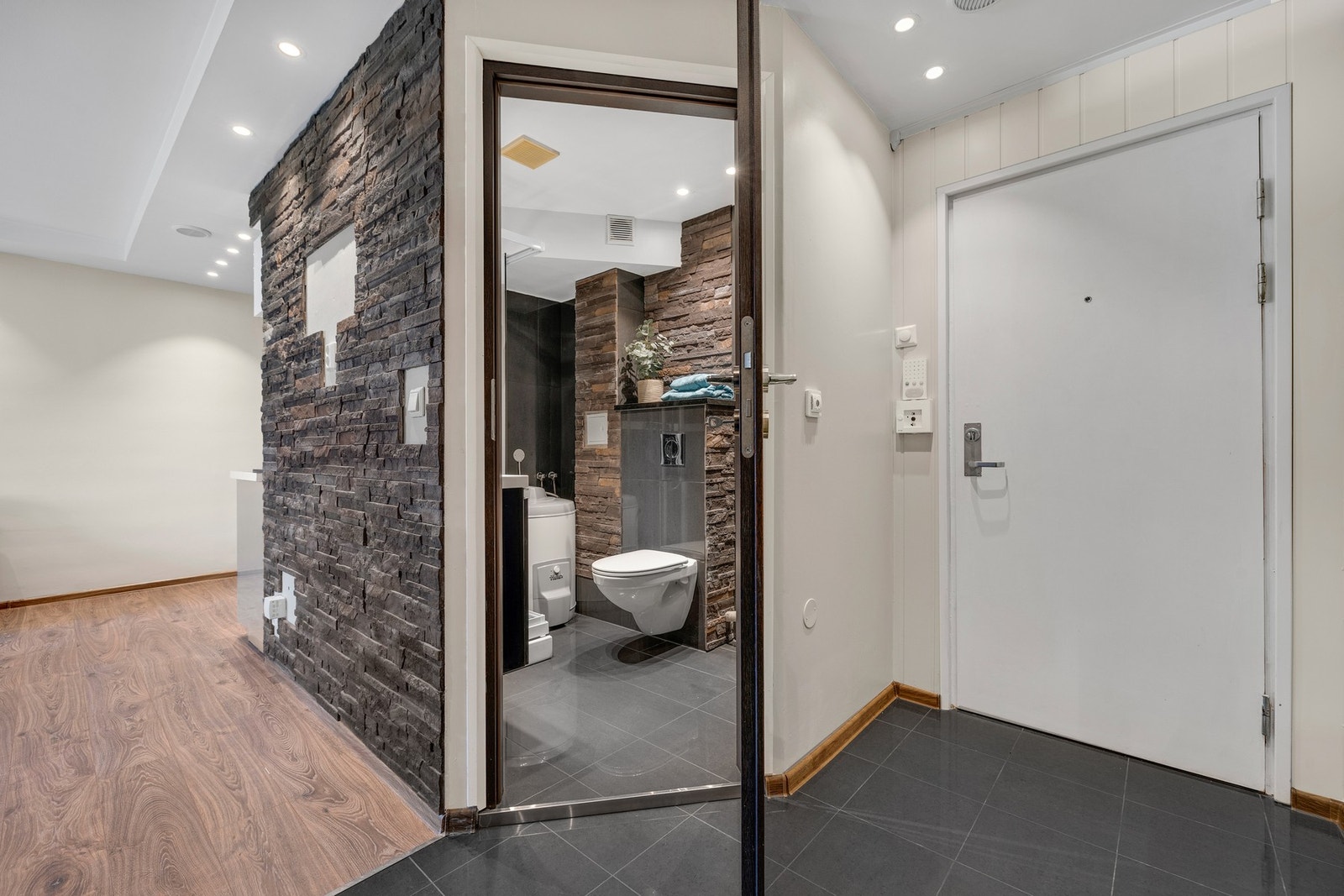 Fra entréen er det tilgang på et lekkert bad. Galleribilde