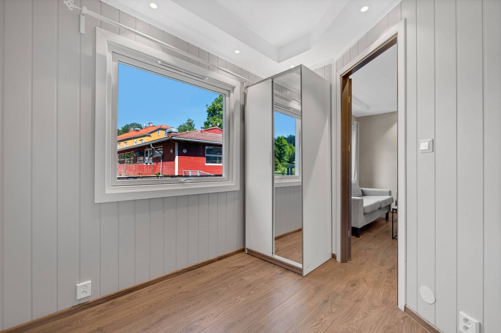 Innbydende soverom med plass til garderobeskap. Galleribilde