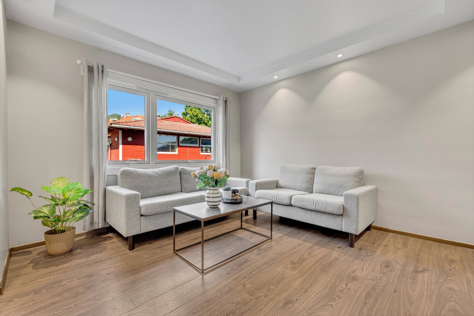 En lys og moderne leilighet med god planløsning og plassutnyttelse. Galleribilde