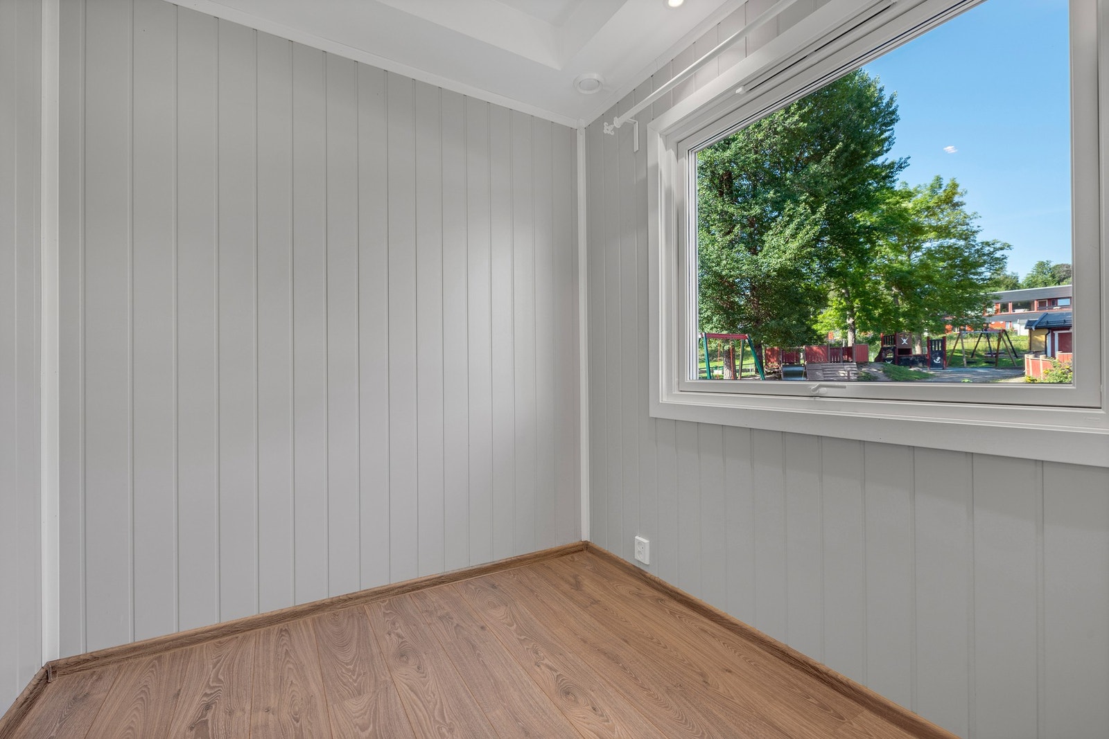 Det store vinduet og downlights i himling gjør rommet lyst og hyggelig. Galleribilde