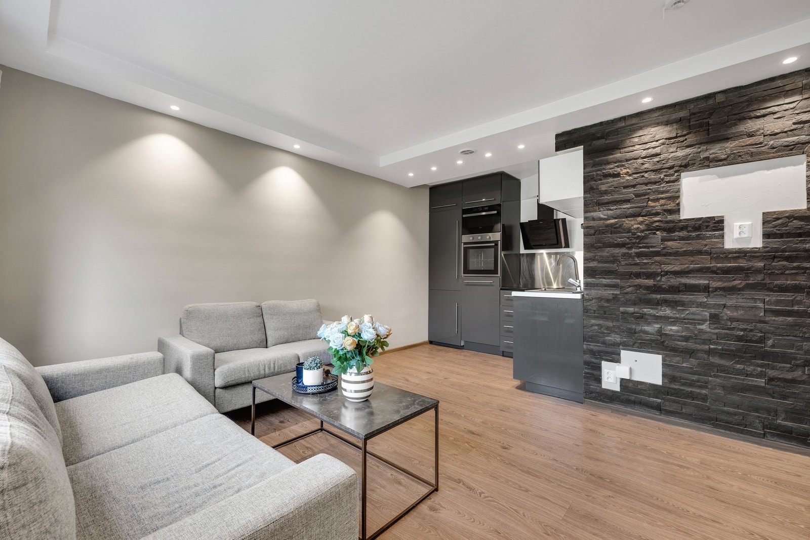 Fin belysning med downlights i himling, oppgradert i 2023. Galleribilde