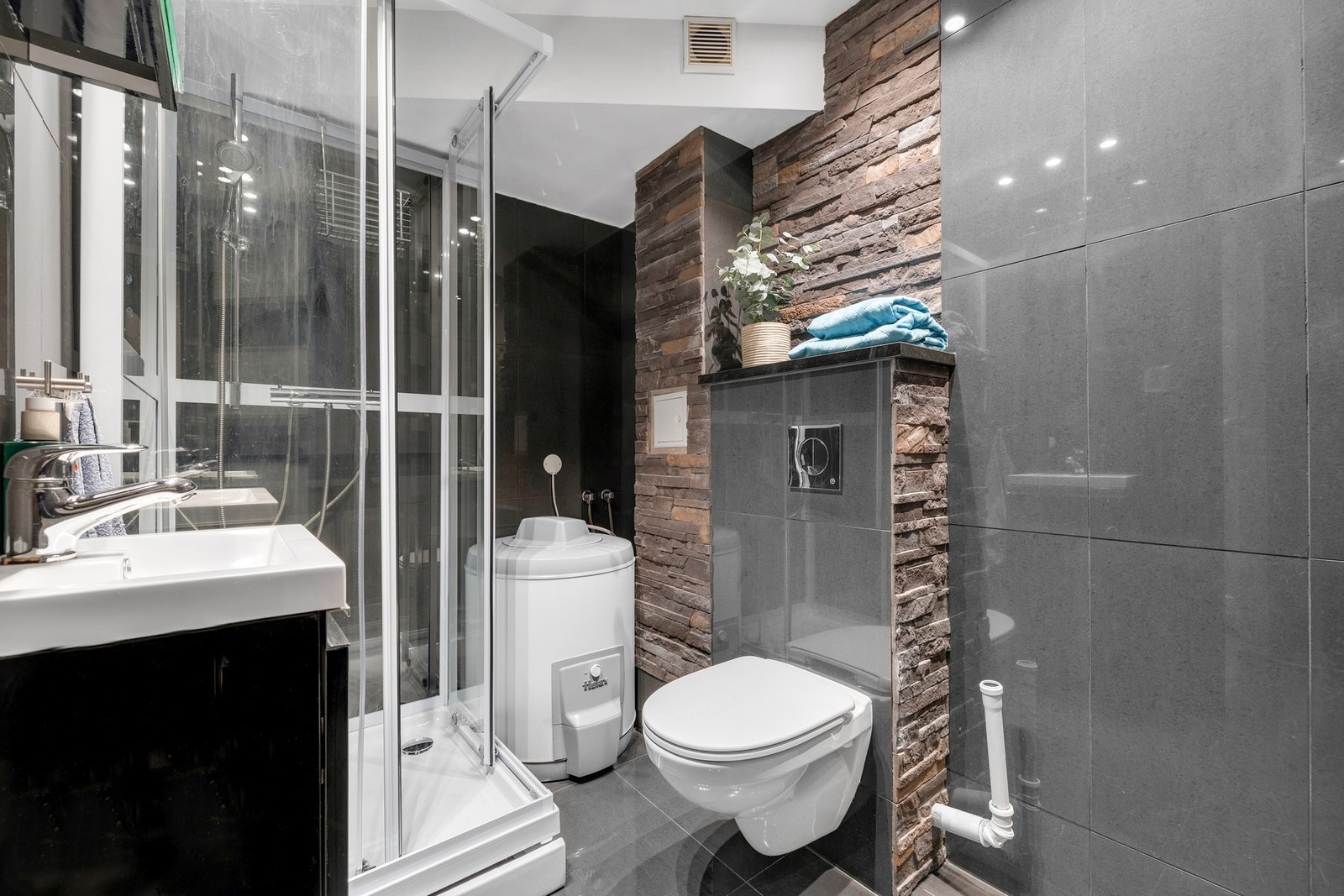 Flislagt bad med varmekabler i gulvet. Galleribilde