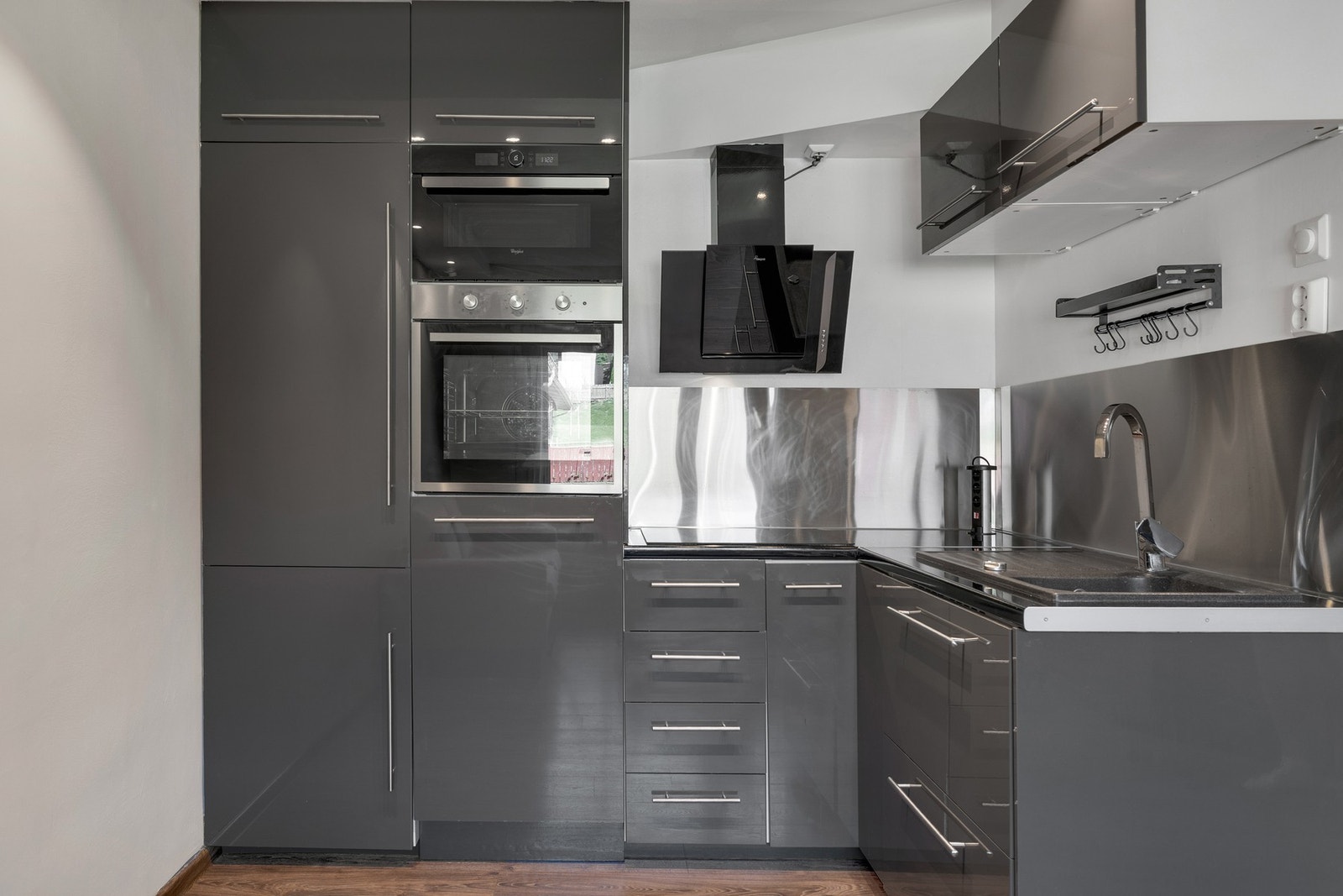 Lekkert og moderne kjøkken med høyglans fronter. Galleribilde