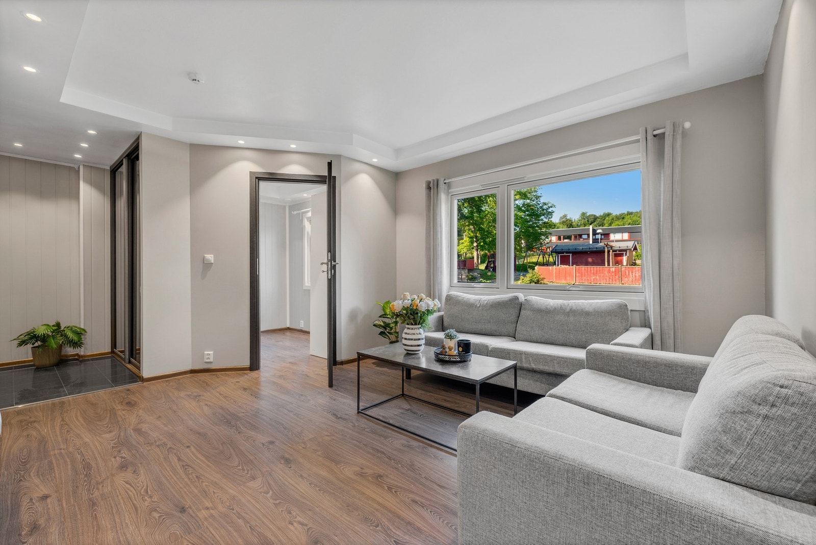 Det ble satt inn nye vinduer på stue og soverom i 2023. Galleribilde