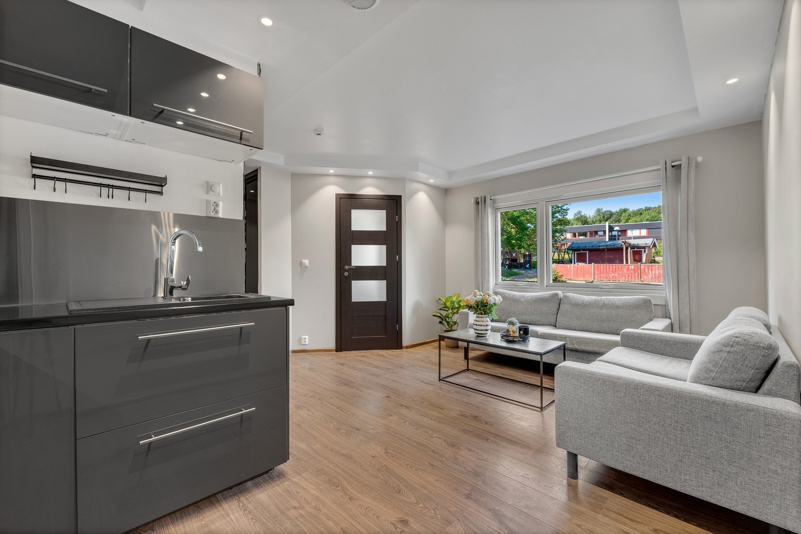 Sosial og åpen stue-/kjøkkenløsning med mye lysinnslipp. Galleribilde