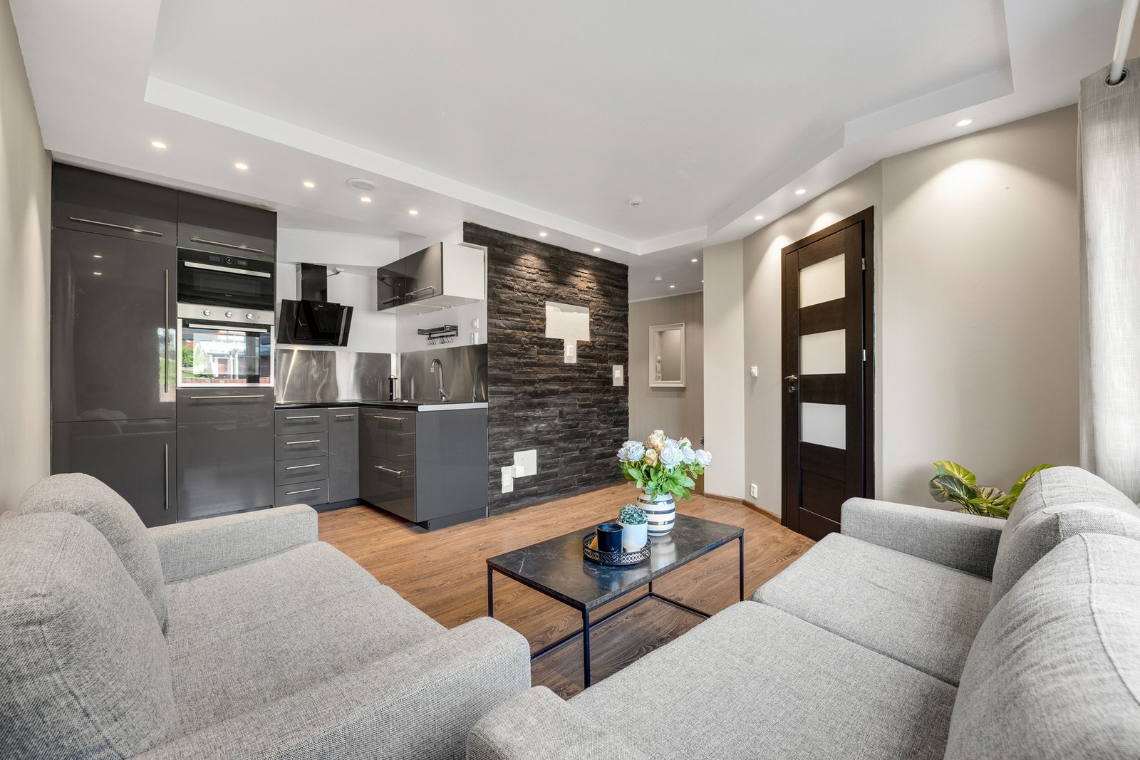 På stuen er det plass til både sofa og spisegruppe. Galleribilde