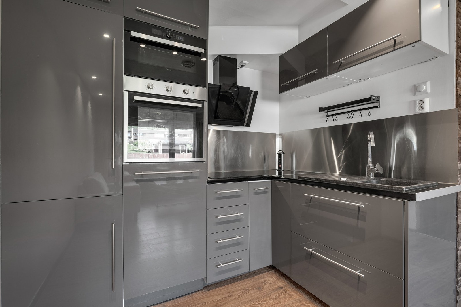 Integrerte hvitevarer består av kjøle-/fryseskap, oppvaskmaskin, stekeovn og mikrobølgeovn. Galleribilde