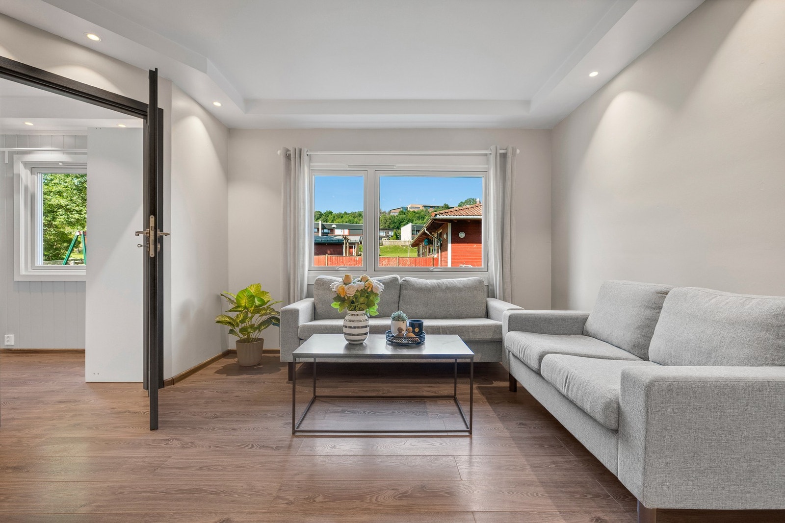 Leiligheten ligger sentralt på Havstad med umiddelbar nærhet til bussholdeplass, flere butikker og Bymarka. Galleribilde