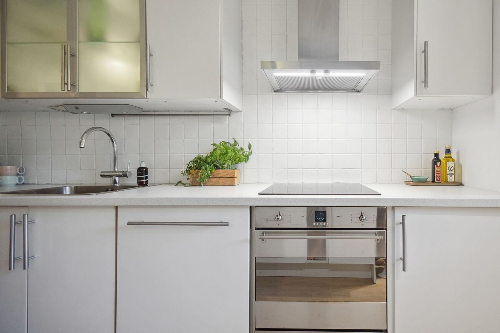 Kjøkkenet har kjøl/frys, stekeovn, platetopp og oppvaskmaskin. Alt dette medfølger. Galleribilde