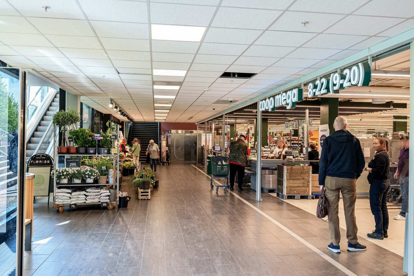 På senteret finner du matbutikker, apotek, vinmonopol, Baker Hansen og mer til. Galleribilde