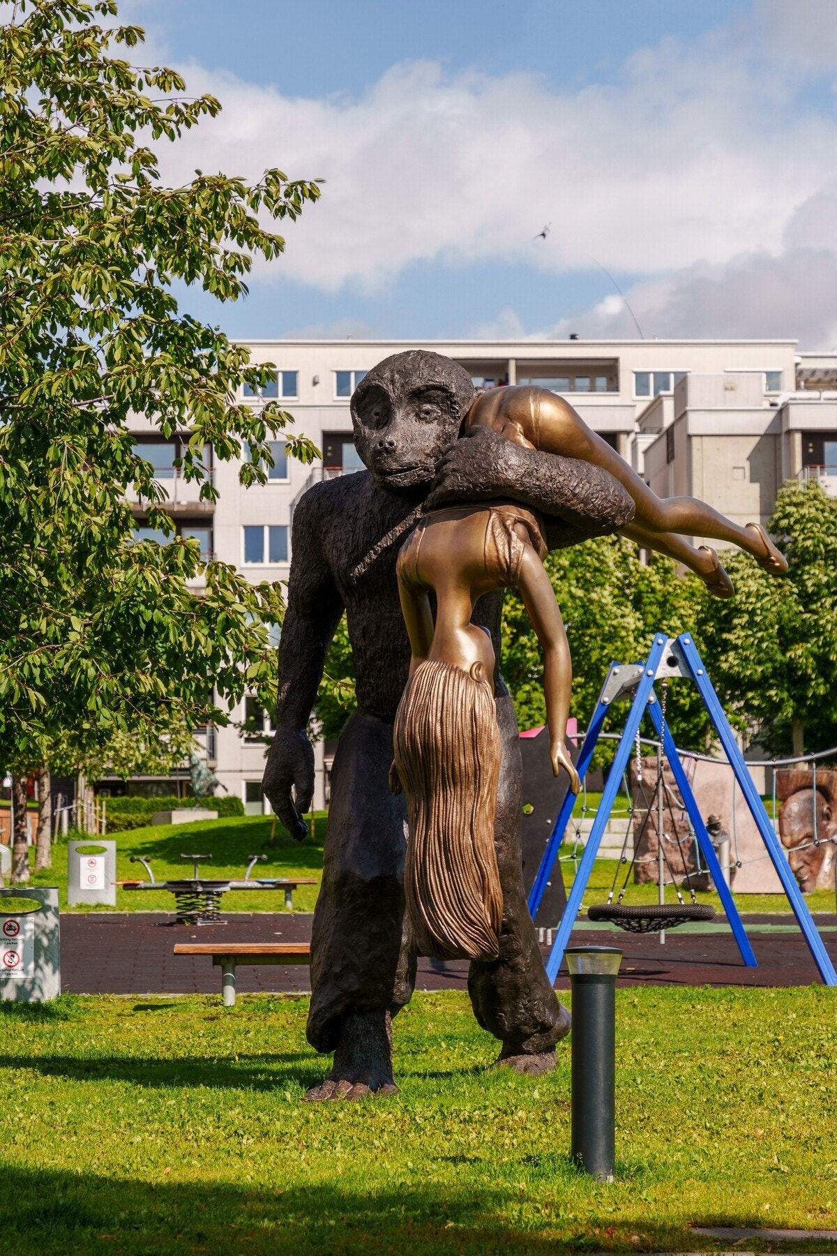 Peer Gynt-parken på Løren i Oslo er en samling skulpturer hvor man kan følge forfatteren Henrik Ibsens drama Peer Gynt akt for akt. Galleribilde