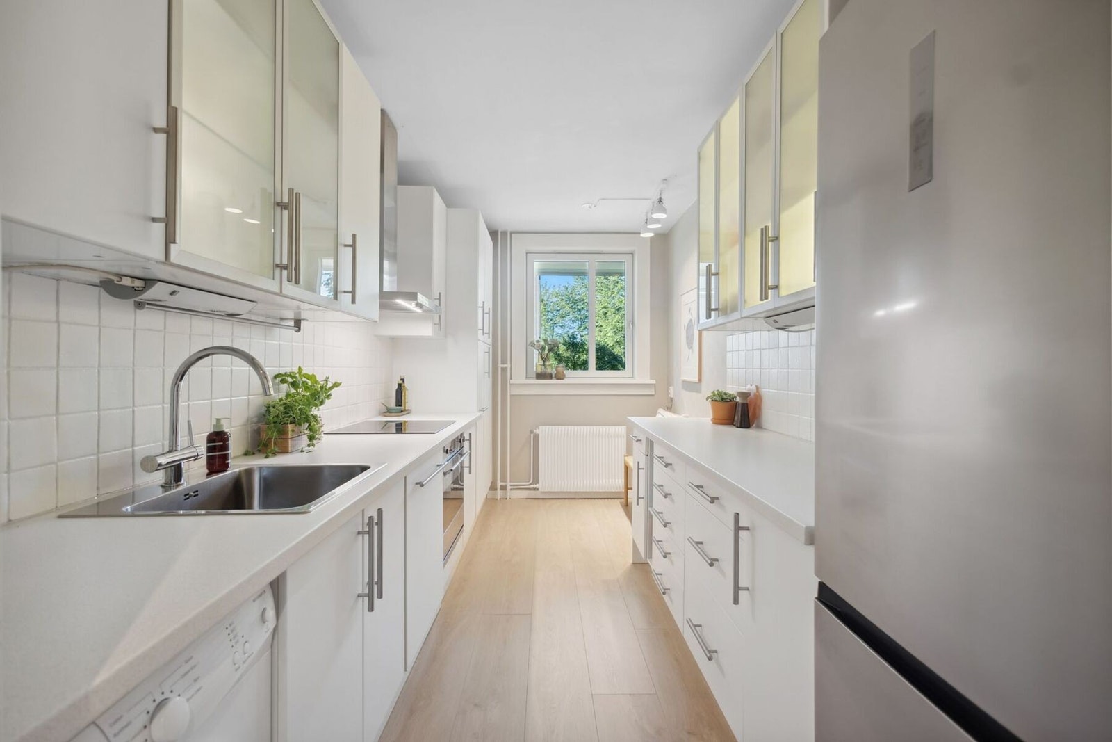 Kjøkkenet er fra IKEA med lys og moderne innredning. Benkeplaten er fra 2022, og gir en fin og lys finish. Galleribilde