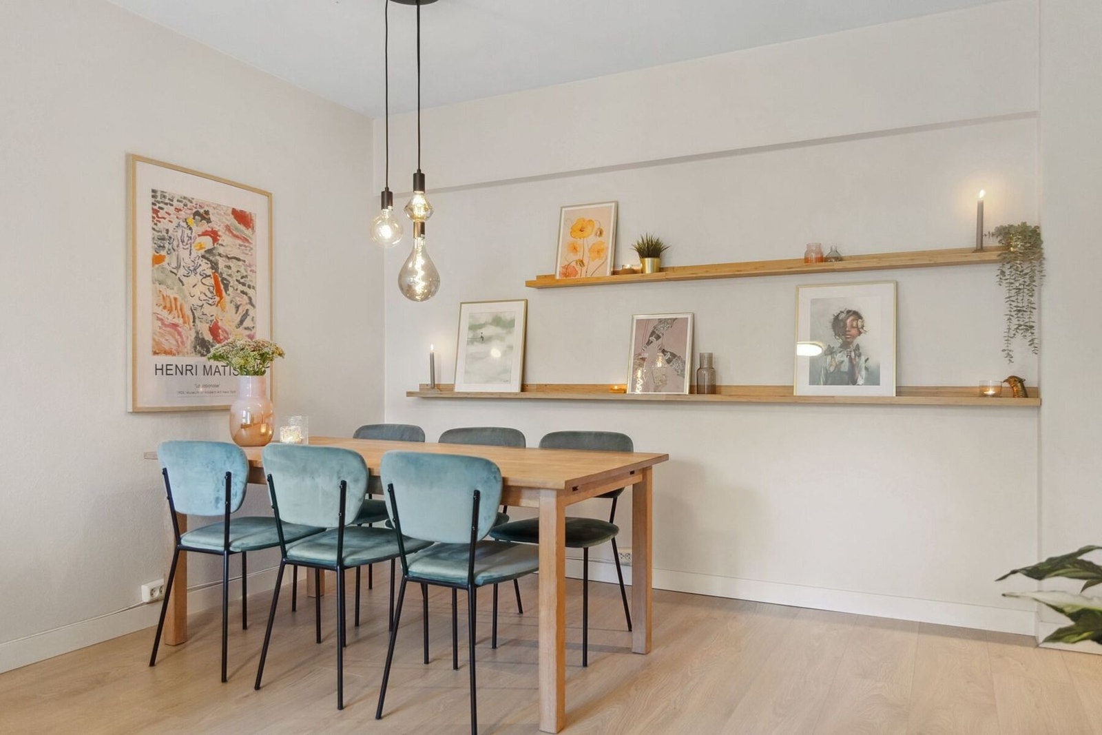 Stuen har en naturlig sone for spisebord, et samlingspunkt for å nyte hyggelige måltider. Galleribilde