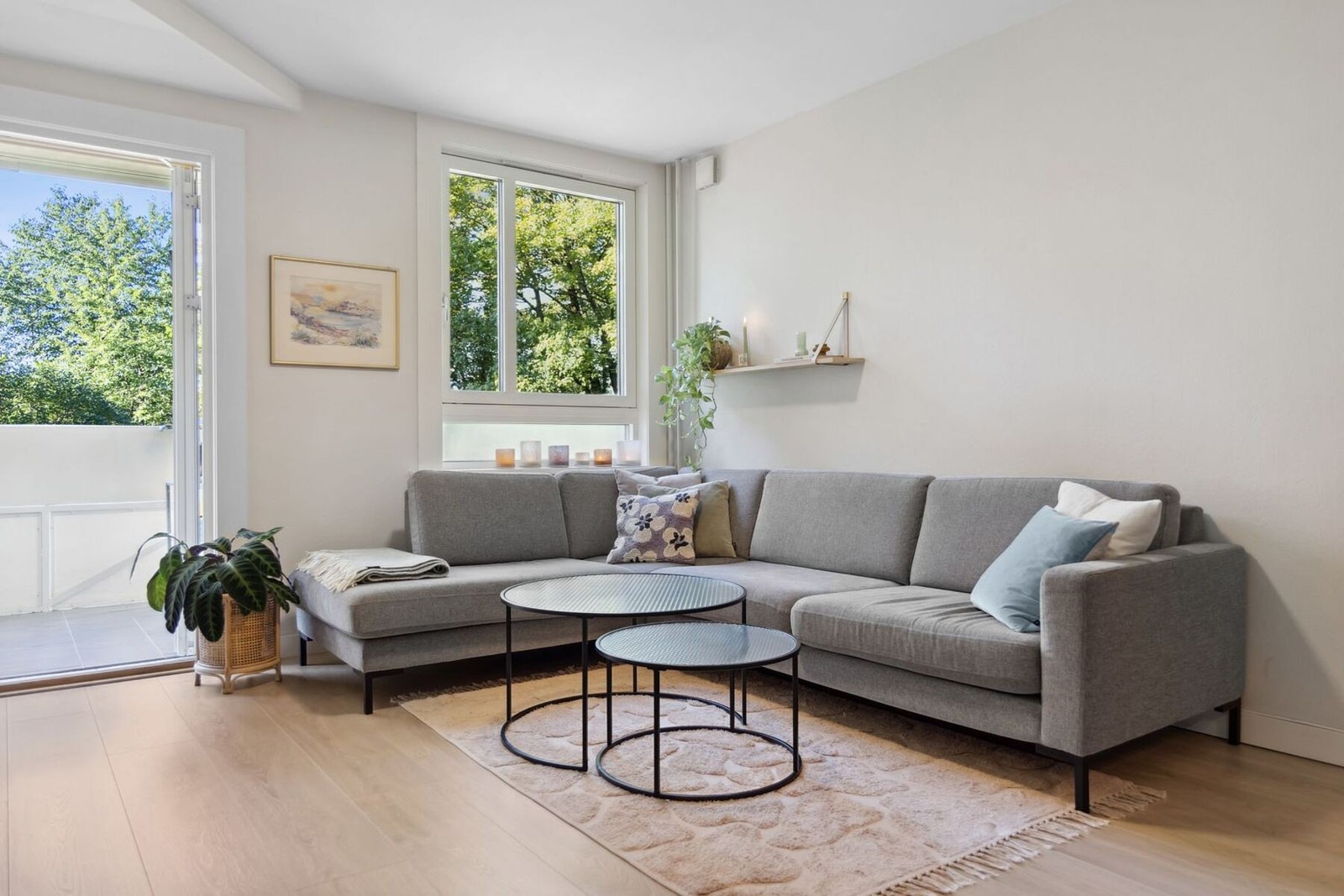 I stuen er det god plass til en romslig sofa, som byr på hyggelige sammenkomster. Galleribilde